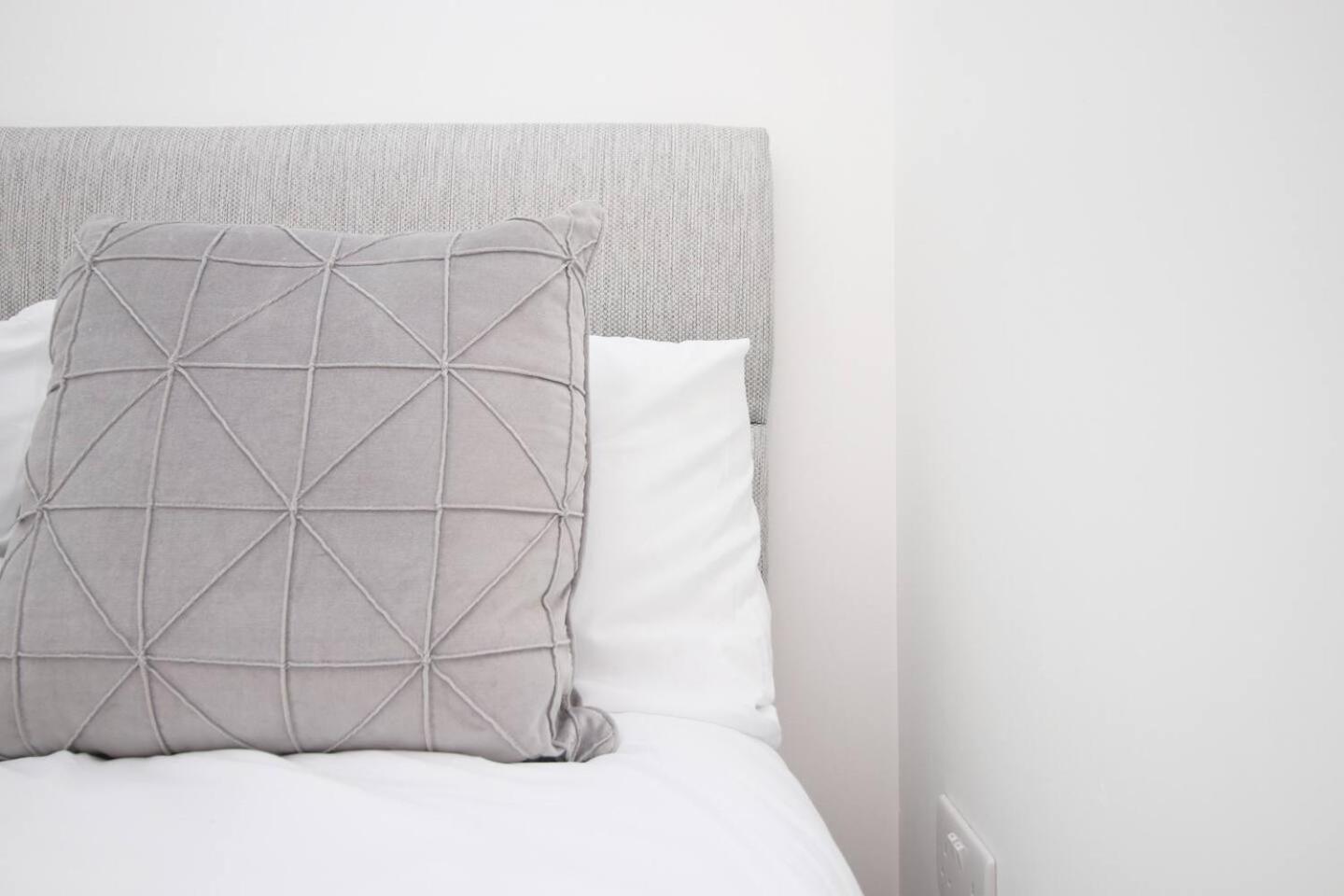 Modern Guesthouse, Fast Wi-Fi, Street Free Parking, Central, Fully Equipped Cardiff Exterior photo