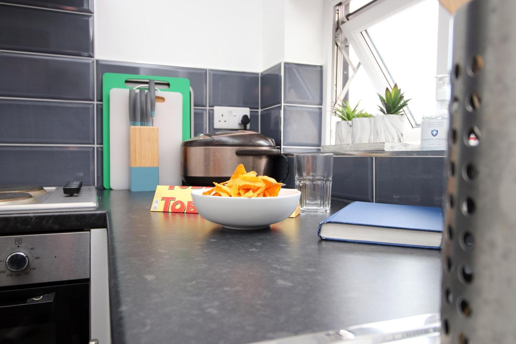 Modern Guesthouse, Fast Wi-Fi, Street Free Parking, Central, Fully Equipped Cardiff Exterior photo