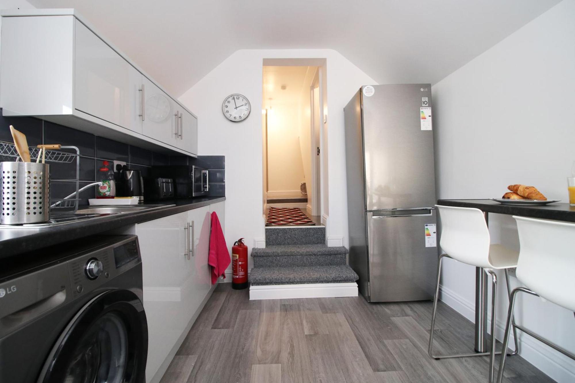 Modern Guesthouse, Fast Wi-Fi, Street Free Parking, Central, Fully Equipped Cardiff Exterior photo
